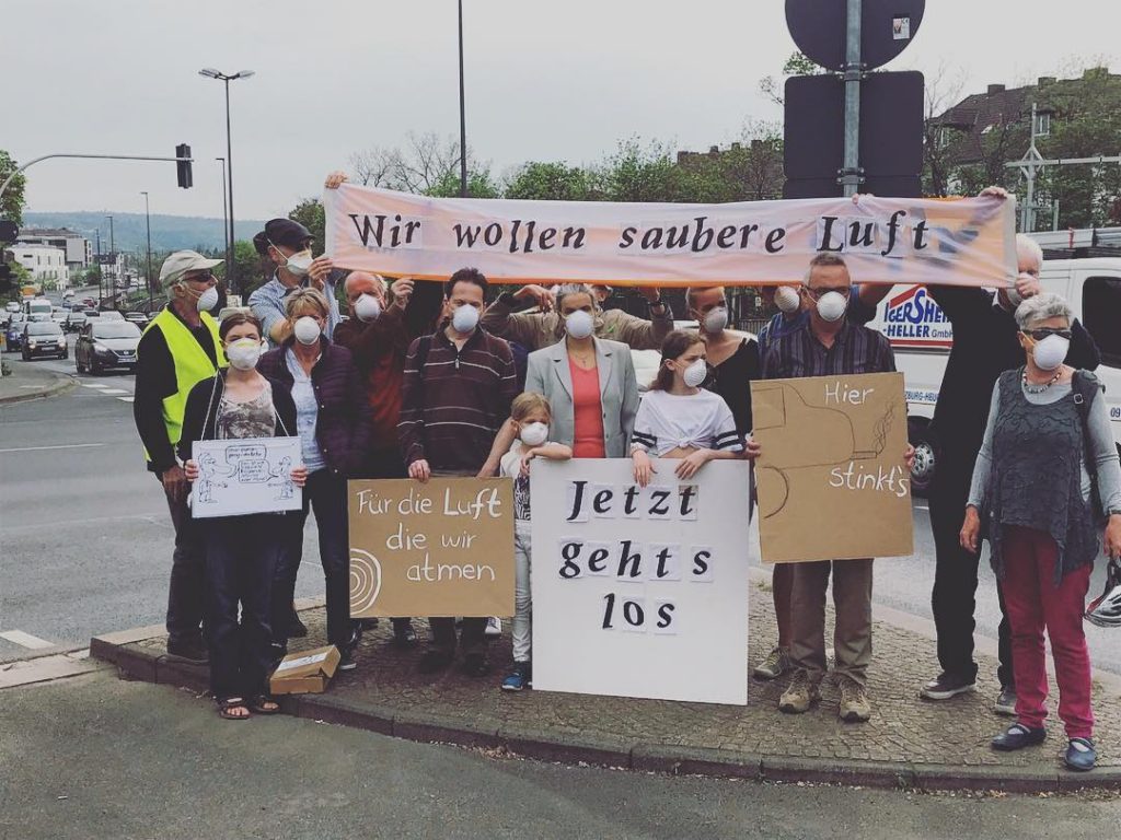 Verkehrswende jetzt: Menschen mit Mundschutz und Bannern auf Verkehrsinsel - Fotograf: Manfred Neuner