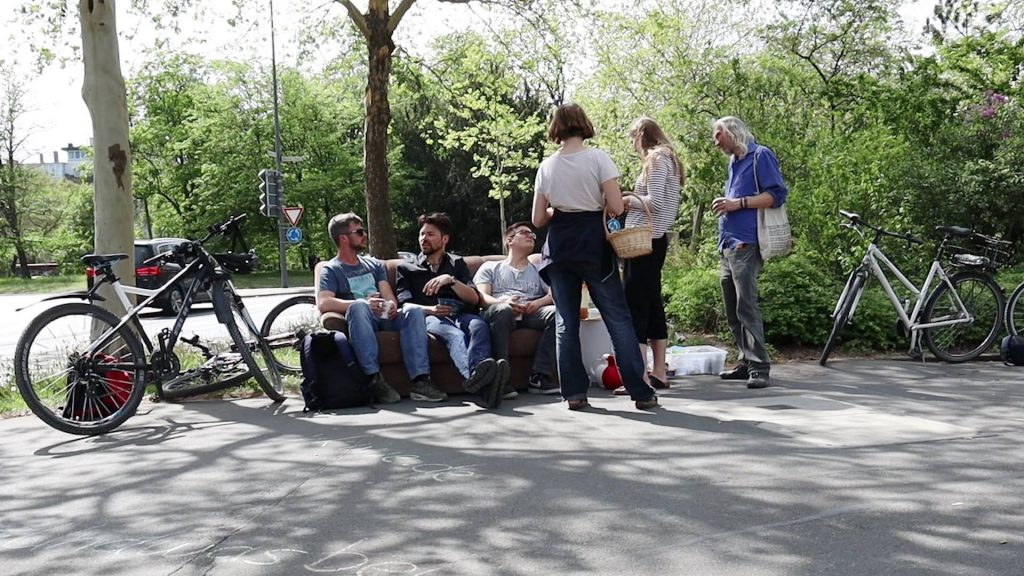 Verkehrswende jetzt: Fußgänger sitzen auf einem Sofa auf dem Bürgersteig - Fotografin: Indra Anders