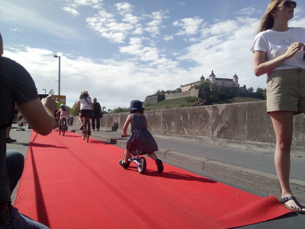 Verkehrswende jetzt: Roter Teppich auf der Löwenbrücke mit Fahrradfahren