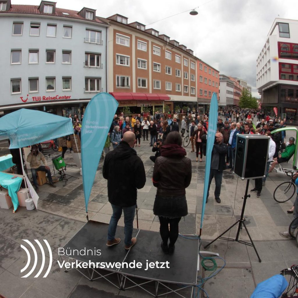 Verkehrswende jetzt: Bündnismitglieder und Interessierte in der Eichhornstraße - Fotograf: Oliver Zientarski