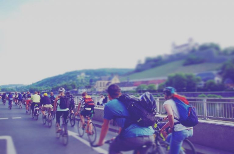 Fahrrad-Sternfahrt: Radfahrer am Mainkai in Würzburg - Fotograf: Oliver Zientarski